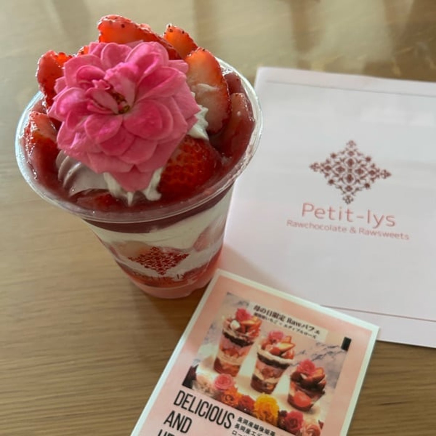 プティリスの苺＆ローズパフェを食べる朝🍓🌹